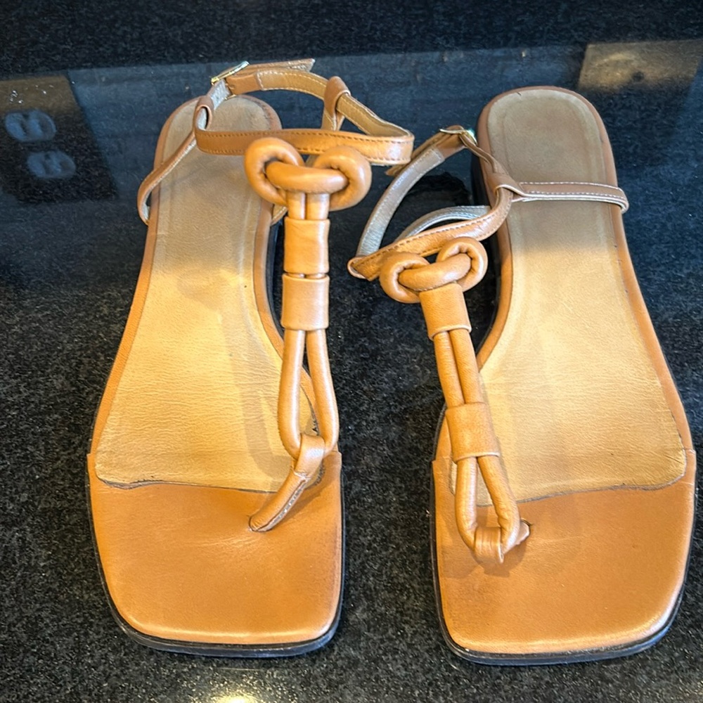 Size 38.5 Frame Flat Sandal